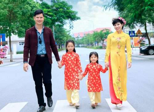 Chị Hà Anh hạnh phúc bên chồng và hai cô con gái, 9 tuổi và 6 tuổi.