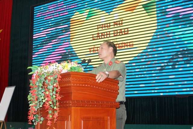 Thượng tá Trịnh Xuân Phương – Phó Trưởng ban vì sự tiến bộ phụ nữ và chỉ đạo công tác gia đình và trẻ em Công an tỉnh phát biểu tại buổi sinh hoạt