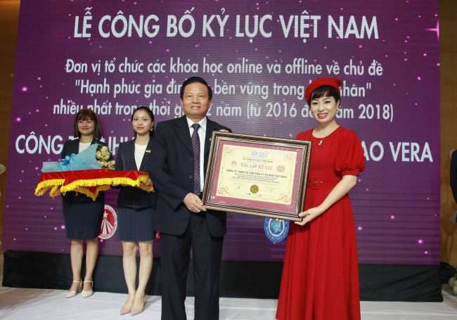 Vera Hà Anh đón nhận bằng xác nhận kỷ lục Việt Nam